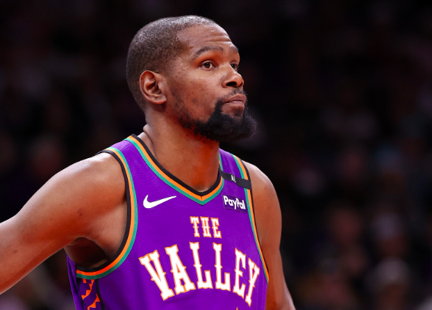 爱游戏平台 -杜兰特回归赛场，爆冷首场状态亮眼，尤文图斯观众沸腾！(尤文图斯球迷队歌歌词)