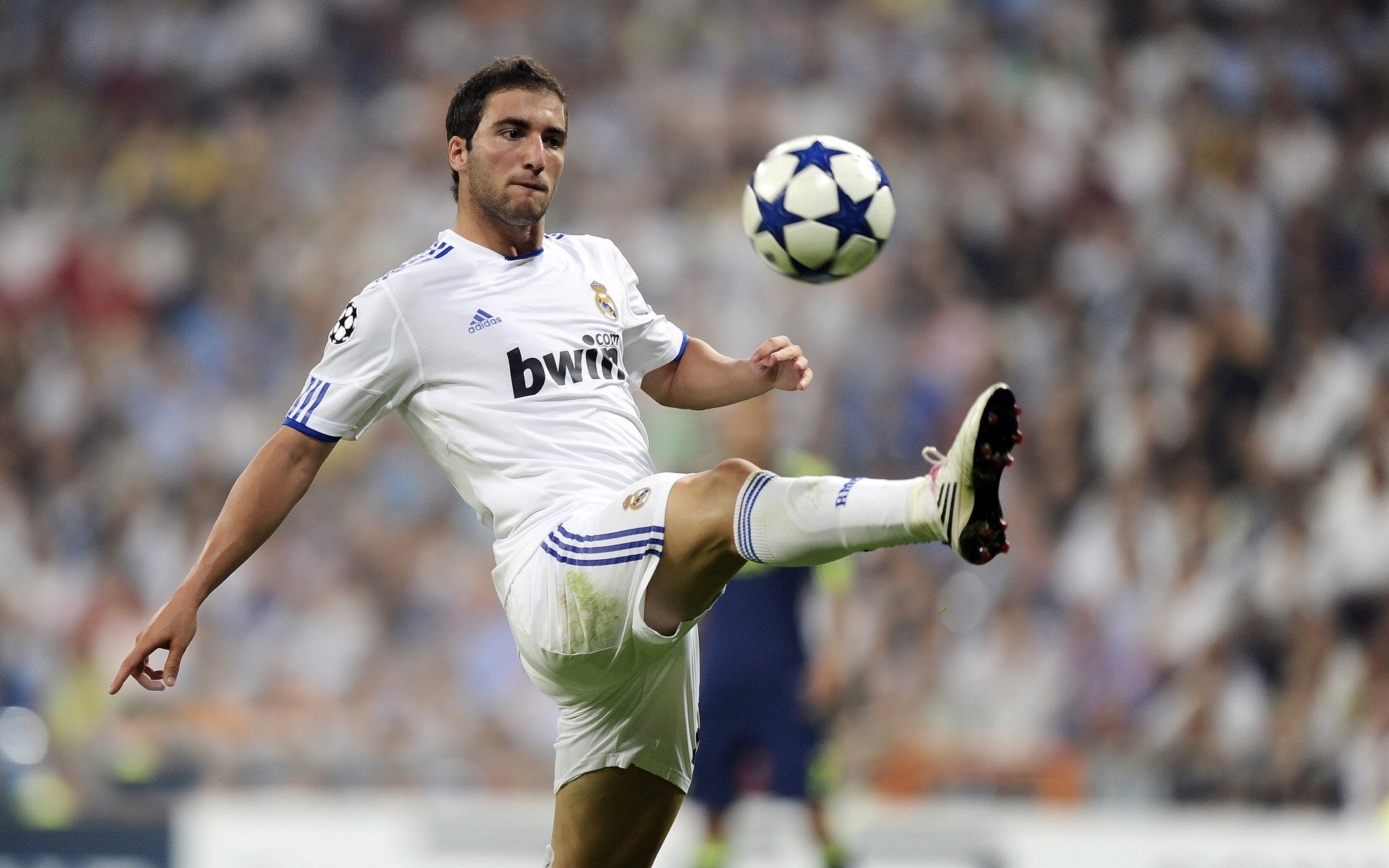 莎拉波娃在巴塞罗那比赛中出色防守，回归赛场引发热议！